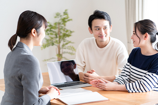 打ち合わせを行う男女